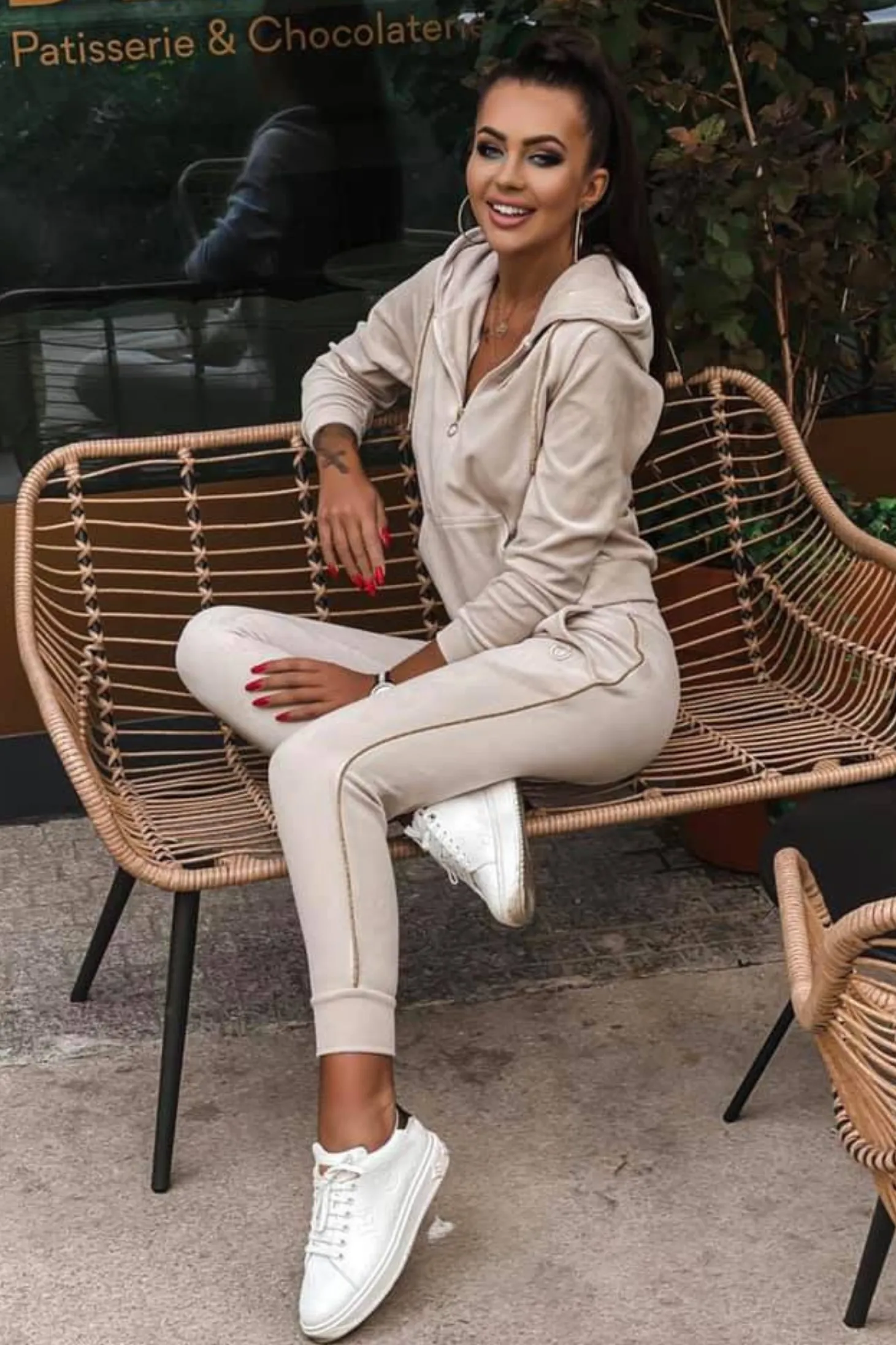 Completo casual sportivo beige in velluto felpa con cappuccio e pantaloni con profili dorati